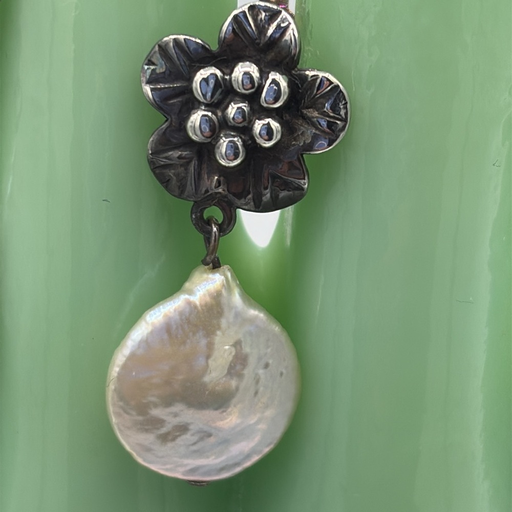 THAI Silver Sterling Silver Hallmarked Earrings with Iridescent Coin Pearl - Picture 3 of 7